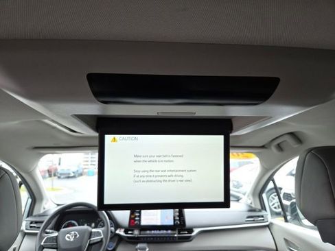 Used 2021 Toyota Sienna Limited image 25