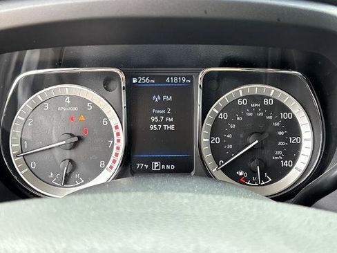 Used 2019 Nissan Titan SV image 21