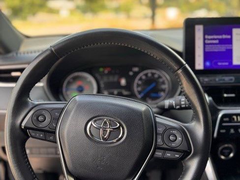 Used 2023 Toyota Venza XLE image 11