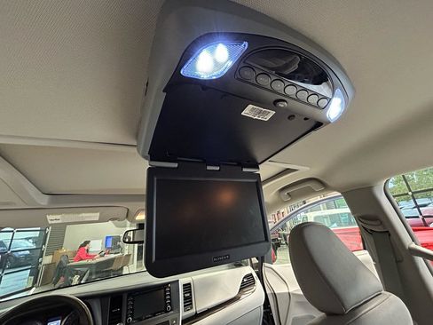 Used 2019 Toyota Sienna XLE w/ XLE Navigation Package FWD image 56