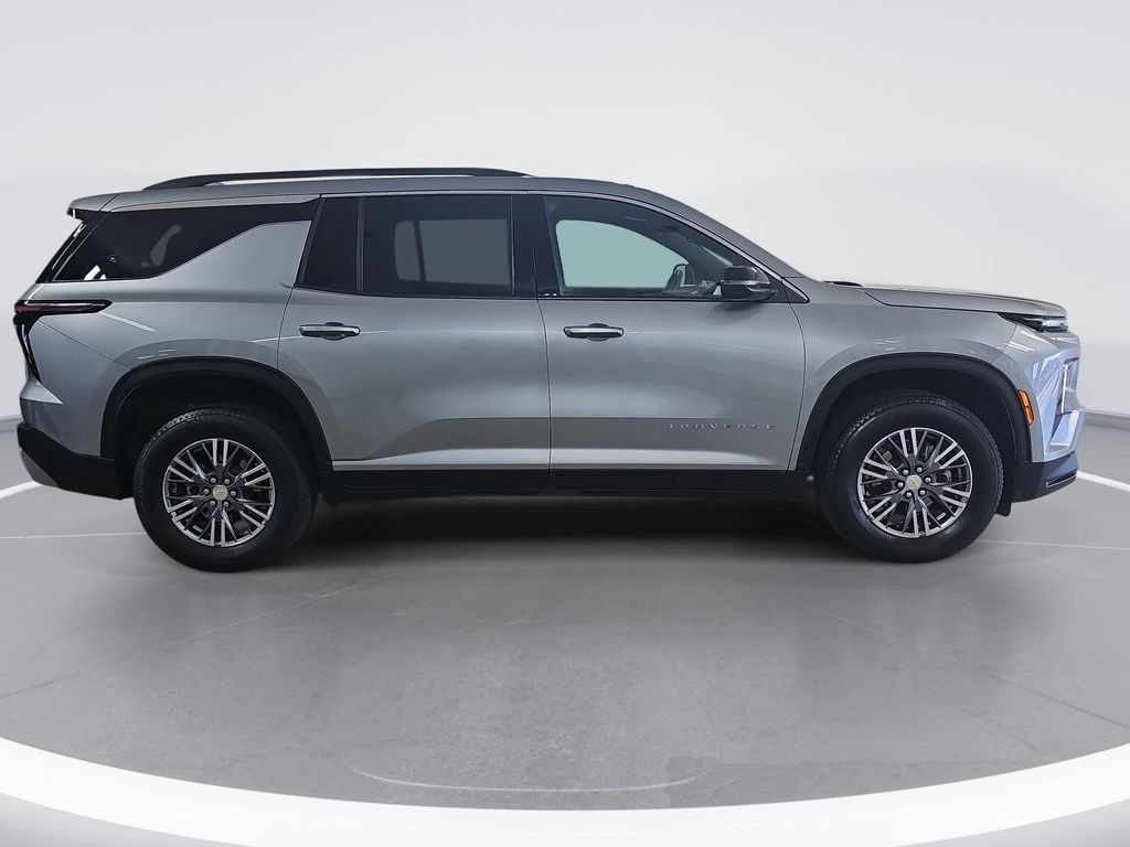 Used 2025 Chevrolet Traverse LT FWD image 2
