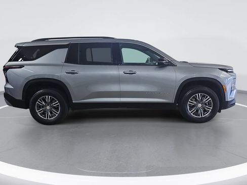 Used 2025 Chevrolet Traverse LT FWD image 2