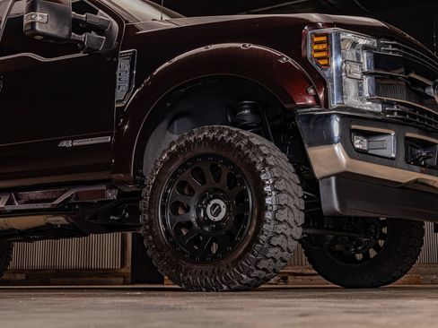Used 2018 Ford F250 Lariat w/ Lariat Value Package AWD/4WD image 11