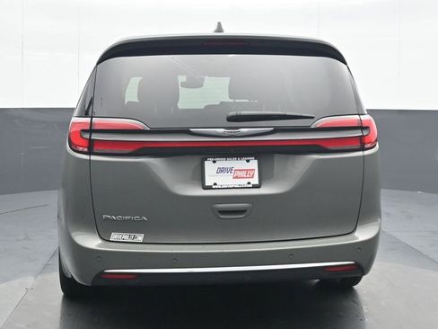 Used 2023 Chrysler Pacifica Touring-L image 5