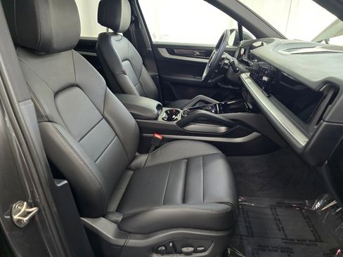 Certified 2025 Porsche Cayenne image 28
