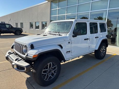 Used 2025 Jeep Wrangler Unlimited Sahara AWD/4WD image 2