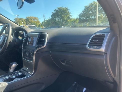 Used 2021 Jeep Grand Cherokee Laredo image 23