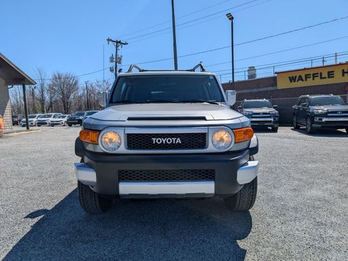 Used 2010 Toyota FJ Cruiser RWD image 2