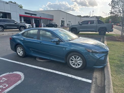 Used 2025 Toyota Camry LE w/ Convenience Package image 3