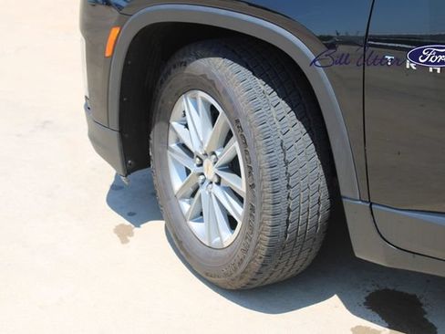 Used 2023 Chevrolet Traverse LT FWD image 9