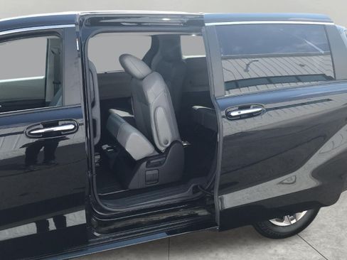 Used 2022 Toyota Sienna XLE FWD image 25