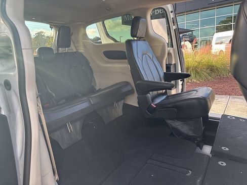 Used 2024 Chrysler Pacifica Touring-L FWD image 20