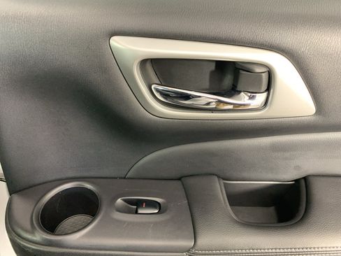Used 2019 Nissan Pathfinder SL FWD image 37