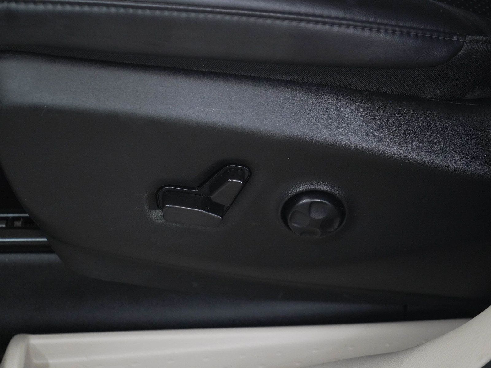 Used 2023 Chrysler Pacifica Touring-L FWD image 18