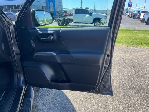 Used 2021 Toyota Tacoma TRD Off-Road AWD/4WD image 17