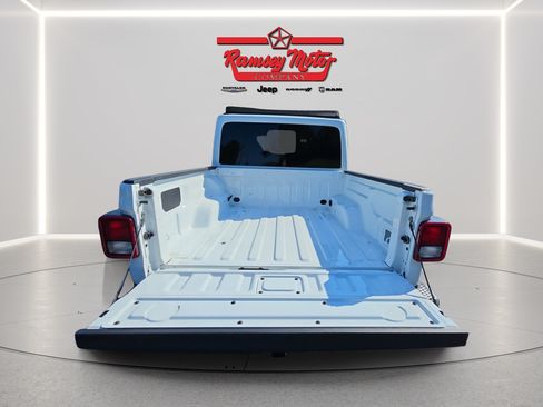 Used 2025 Jeep Gladiator Sport AWD/4WD image 9