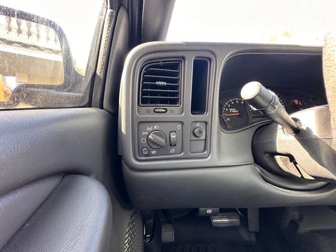 Used 2005 GMC Sierra 2500 W/T image 14