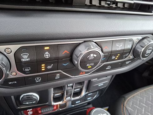 Used 2024 Jeep Gladiator Mojave w/ Convenience Group image 15