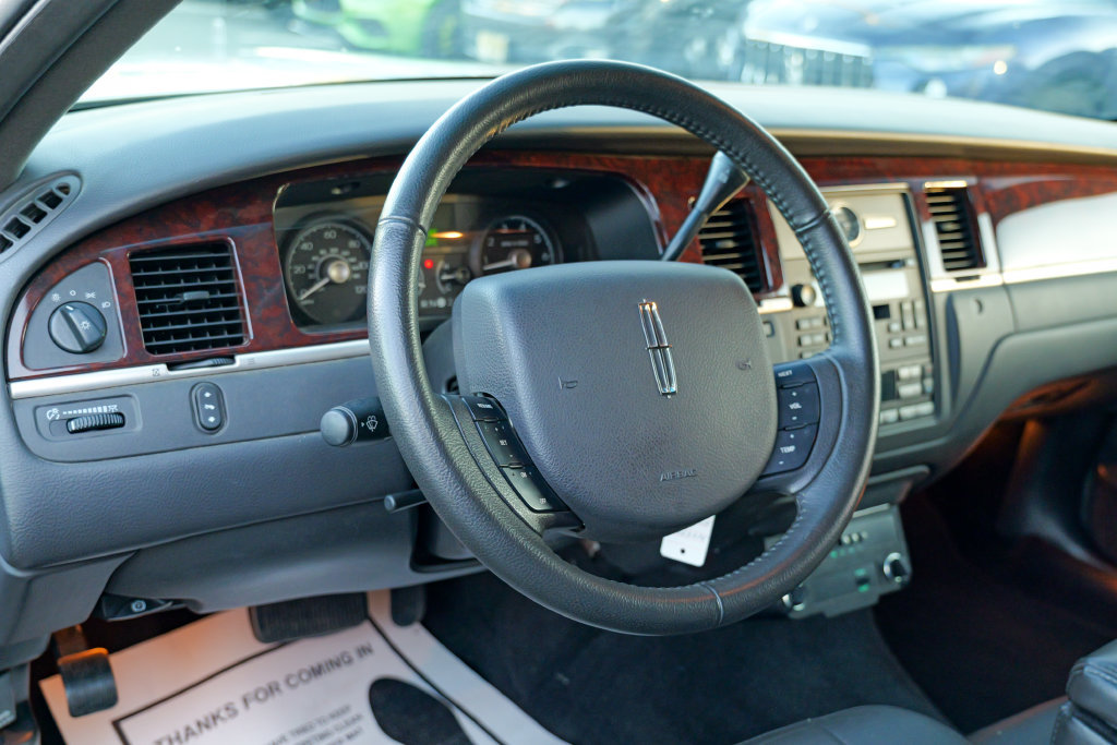 Used 2008 Lincoln Town Car Executive RWD image 20