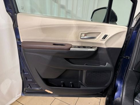 Certified 2023 Toyota Sienna Platinum image 14