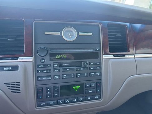 Used 2004 Lincoln Town Car Signature image 29
