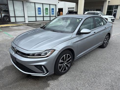 Certified 2025 Volkswagen Jetta SE FWD image 2