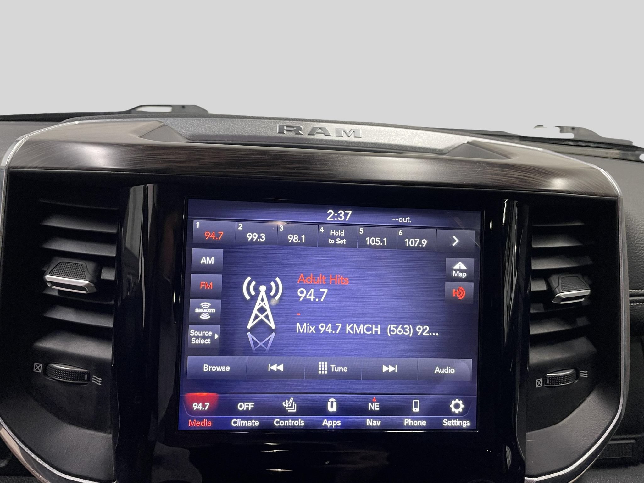 Used 2019 RAM 1500 Laramie AWD/4WD image 18