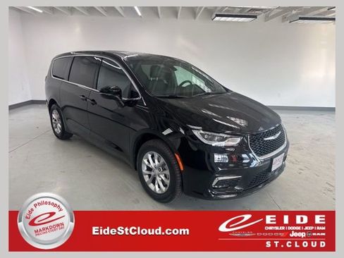 New 2026 Chrysler Pacifica Select AWD/4WD image 1