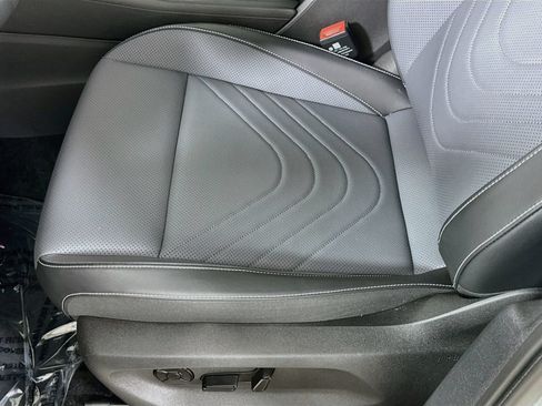 Certified 2025 Volkswagen Tiguan SE AWD/4WD image 12