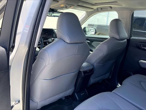 Used 2025 Toyota Highlander XLE AWD/4WD image 12