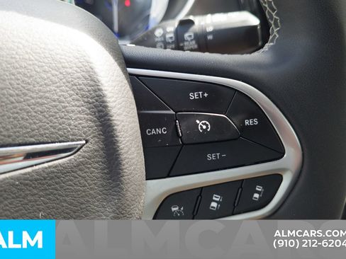 Used 2024 Chrysler Pacifica Touring-L FWD image 10