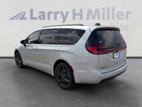 New 2026 Chrysler Pacifica Limited image 4