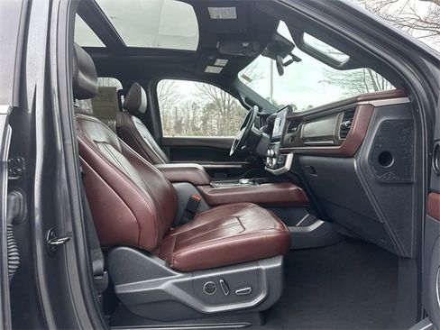 Used 2024 Ford Expedition Limited image 25