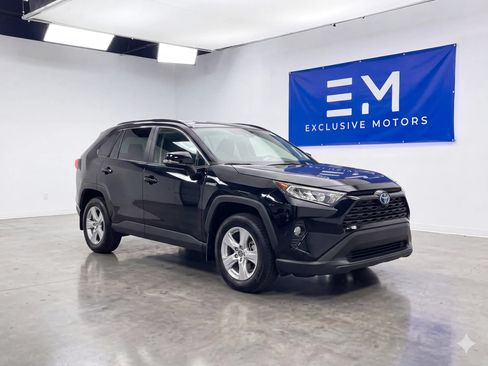 Used 2019 Toyota RAV4 XLE AWD/4WD image 1