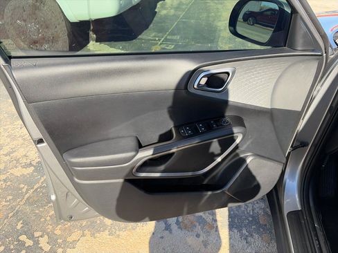 Used 2022 Kia Soul LX w/ Technology Package FWD image 9