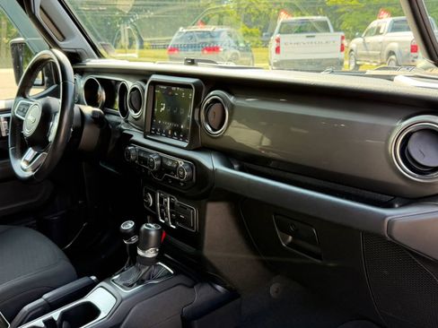 Used 2019 Jeep Wrangler Unlimited Sahara AWD/4WD image 14