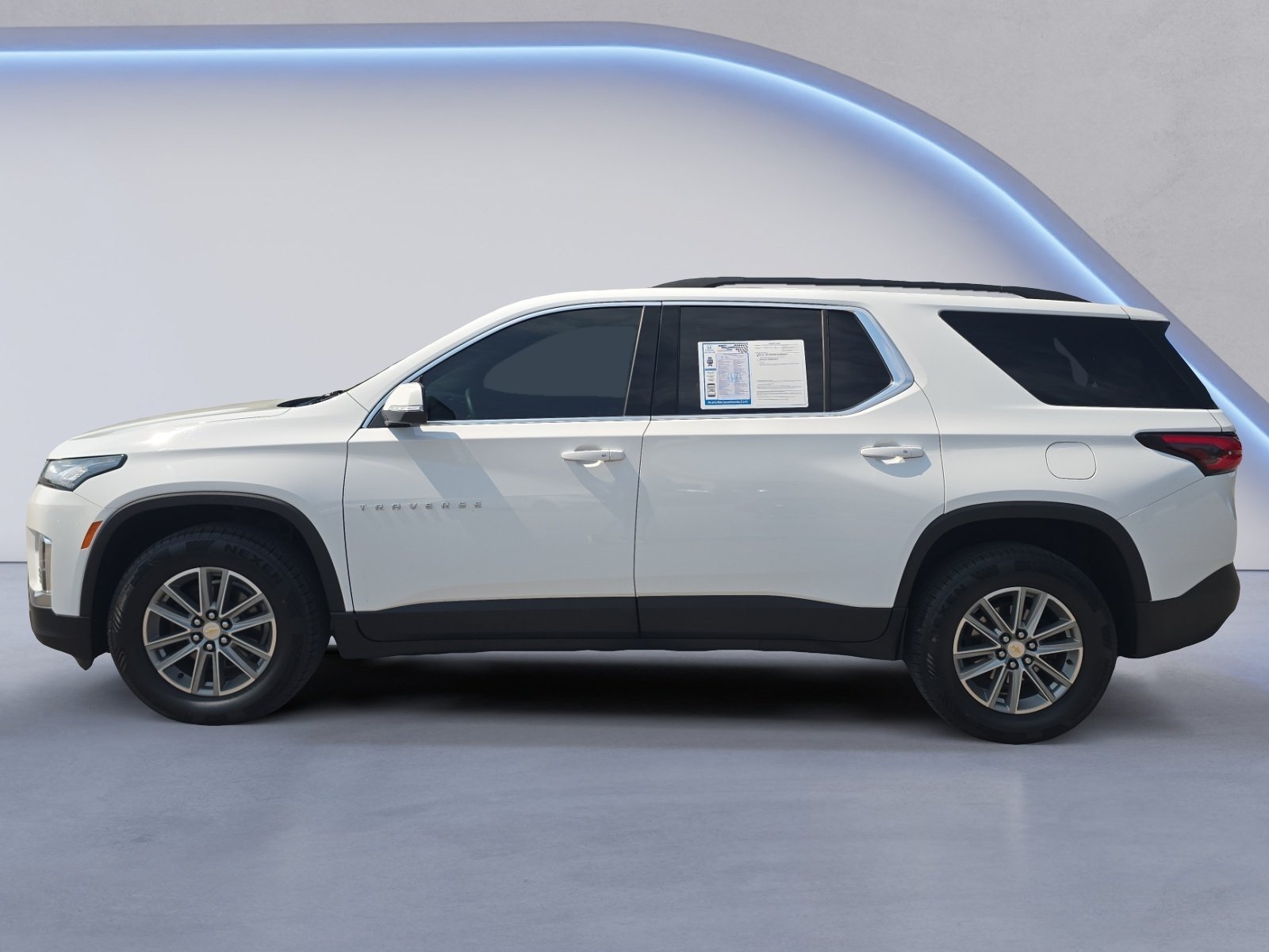 Used 2023 Chevrolet Traverse LT FWD image 2