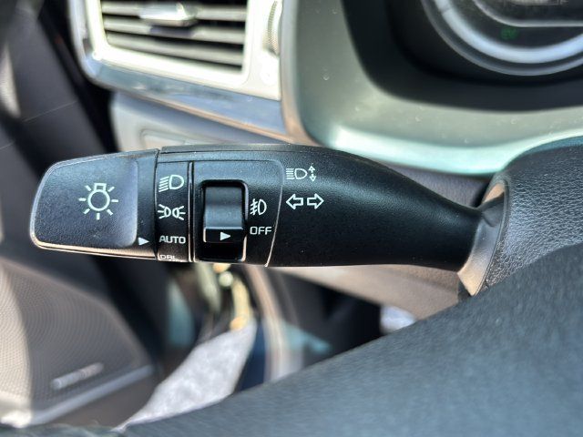 Used 2017 Kia Niro Touring w/ Advanced Technology Package FWD image 19