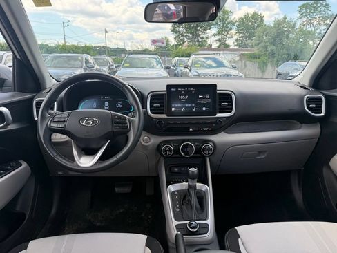 Used 2025 Hyundai Venue SEL FWD image 19