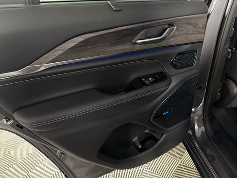 Used 2022 Jeep Grand Cherokee Overland w/ Advanced Protech Group III image 29