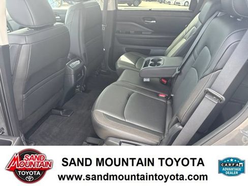 Used 2025 Nissan Pathfinder SL AWD/4WD image 13