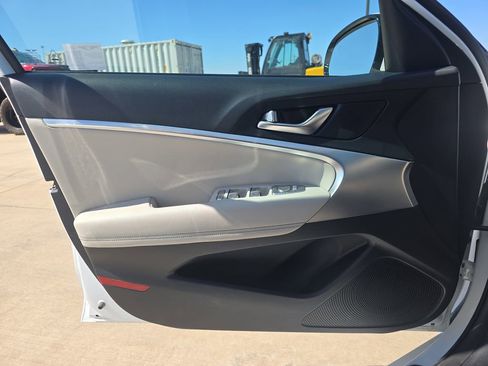 Used 2025 Genesis G70 2.5T RWD image 27