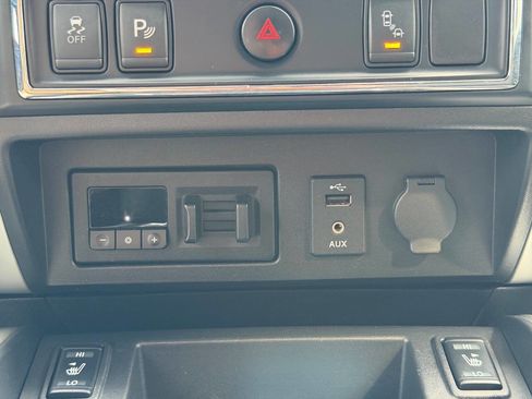Used 2017 Nissan Titan SV AWD/4WD image 33