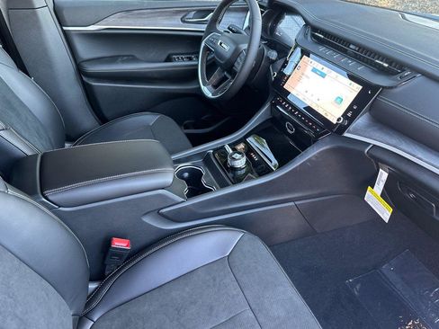 New 2026 Jeep Grand Cherokee Altitude image 13