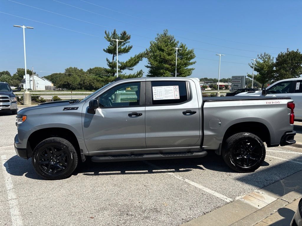Used 2025 Chevrolet Silverado 1500 LT Trail Boss w/ LPO, Dark Essentials Package AWD/4WD image 5