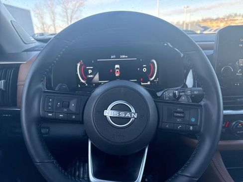 Used 2025 Nissan Pathfinder Platinum image 29