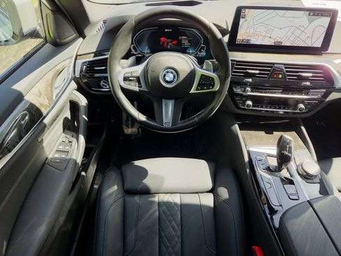 Used 2023 BMW 530e w/ M Sport Package image 23