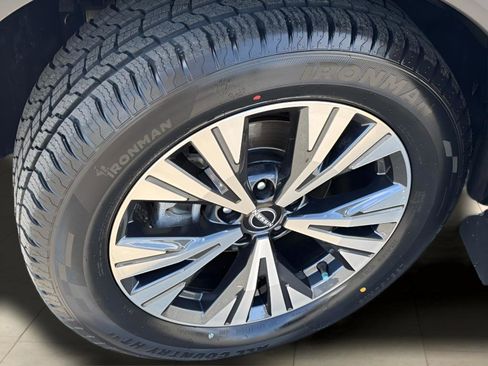 Used 2023 Nissan Rogue SV image 40