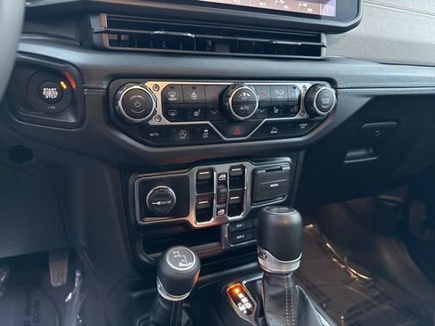 Used 2024 Jeep Wrangler Unlimited Sahara AWD/4WD image 27