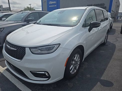 Used 2024 Chrysler Pacifica Touring-L FWD image 7